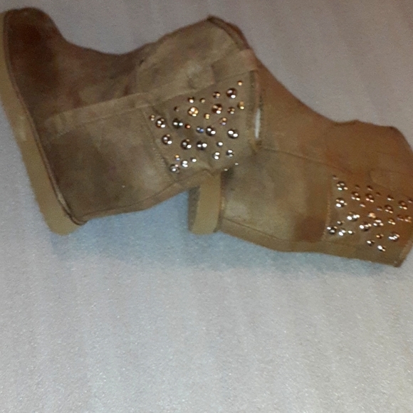 QUPID TAN ANKLE BOOTS WITH SILVER STUD IN SIZE 10 WITH FAUX FUR LINING - Picture 6 of 14